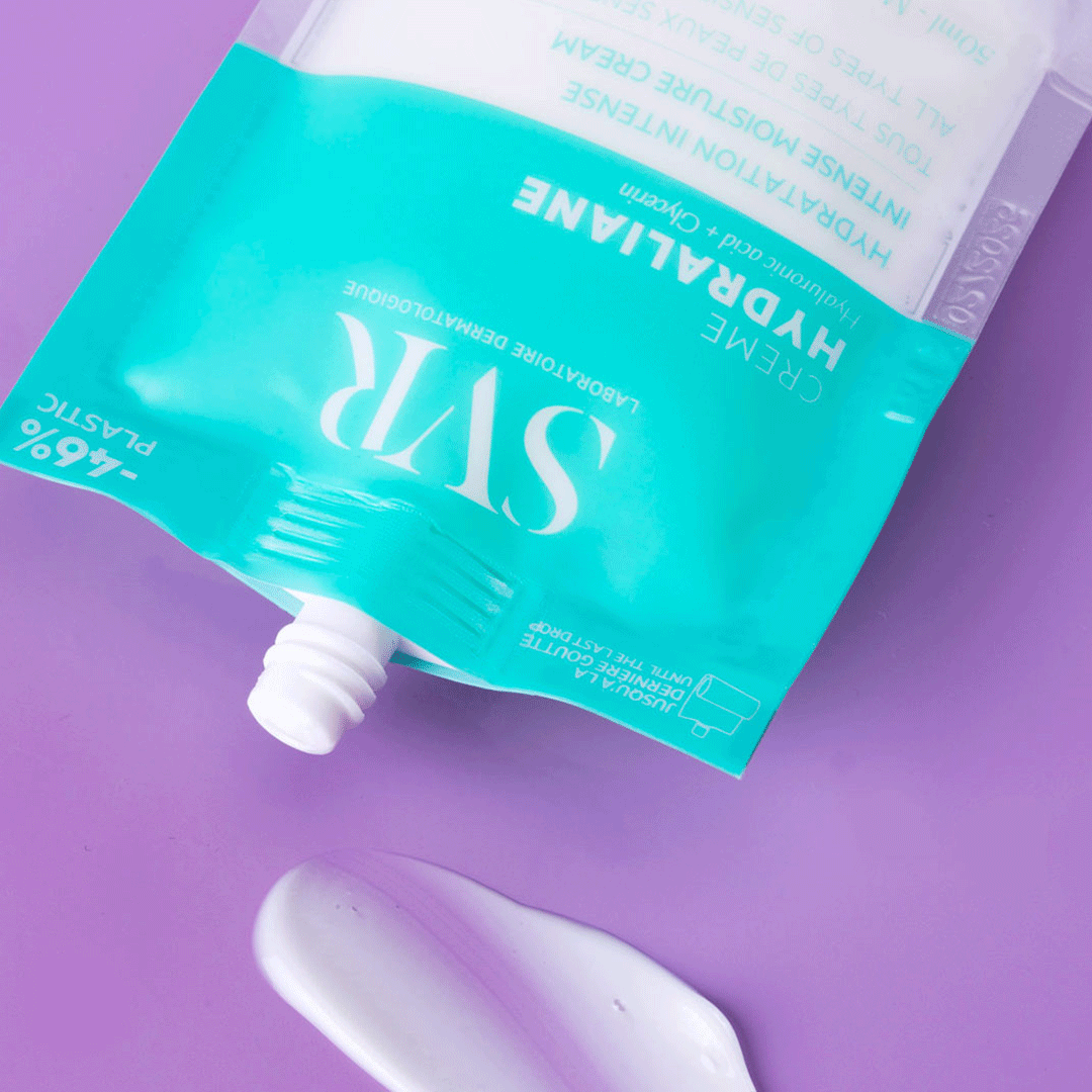 Producto de la Creme Hydraliane de SVR con aplicacion del producto en un fondo morado