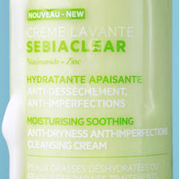 Una parte de la botella del SEBIACLEAR Creme Levante escurriendo una parte del productom en la botella en un fondo azul