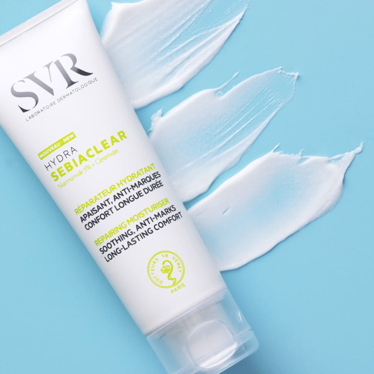 Hydra Sebiaclear de SVR con textura de la crema sobre un fondo azul