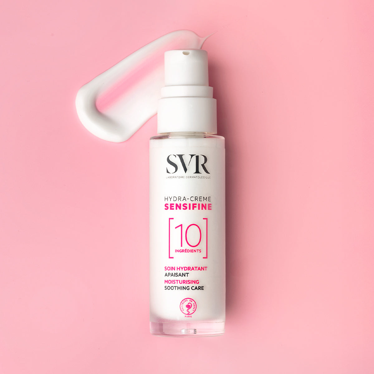 Envase dosificador de SVR Sensifine Hydra-Crème con textura cremosa sobre fondo rosa minimalista.