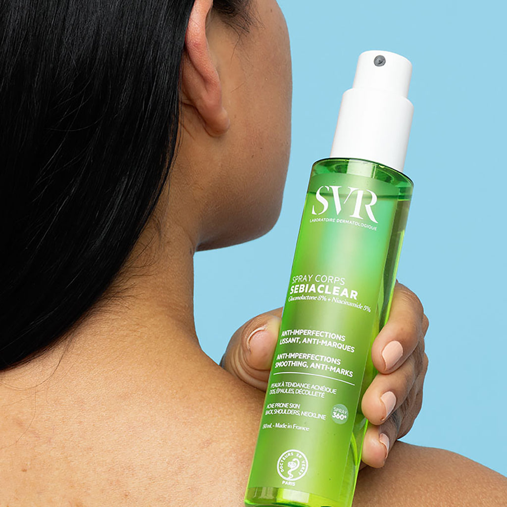 Una mujer de espaldas con cabello oscuro sosteniendo sobre su hombro el Spray Corps Seabiaclear de SVR en un fondo azul