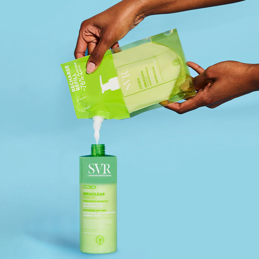 Rellenando una botella de 400 ml de la Creme Levante de SEBIACLEAR de SVR con el eco refill en un fondo azul