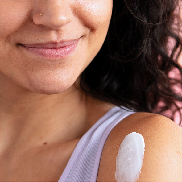 Mujer de cabello castaño con producto aplicado en el brazo de SVR TOPIALYSE Crème perfecta para pieles secas y sensibles