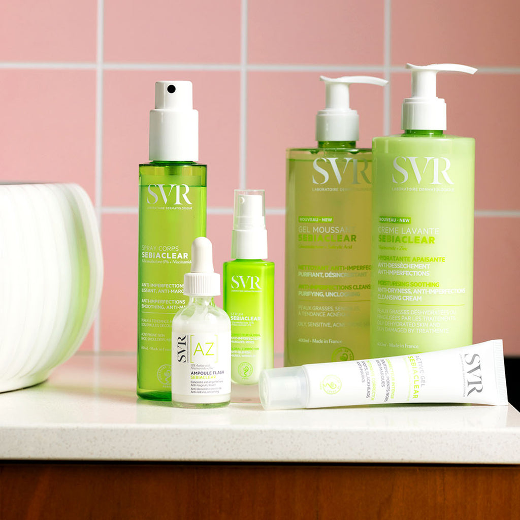 Productos de la gama Sebiaclear de SVR sobre un mueble de baño con un fondo rosa