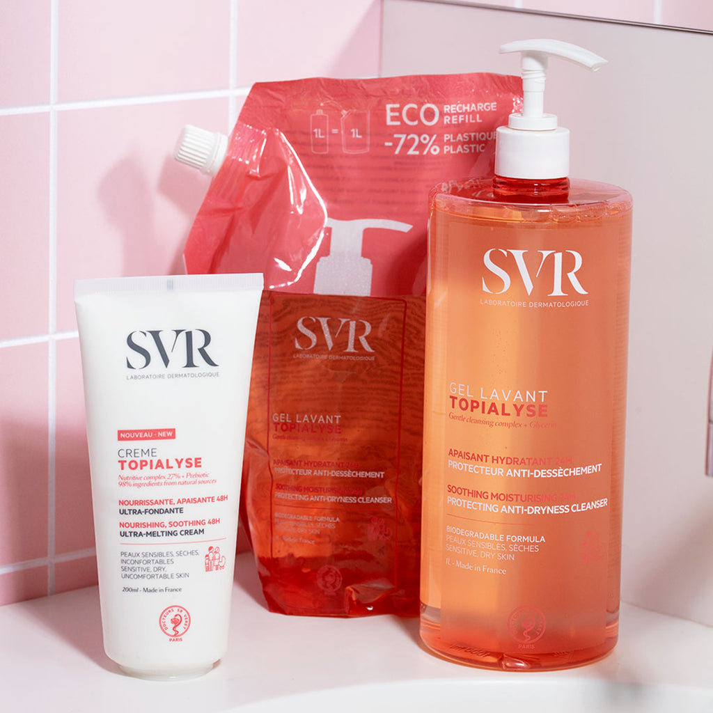 Un baño junto a productos SVR Topialyse Gel Lavant perfecto para pieles secas y atópicas