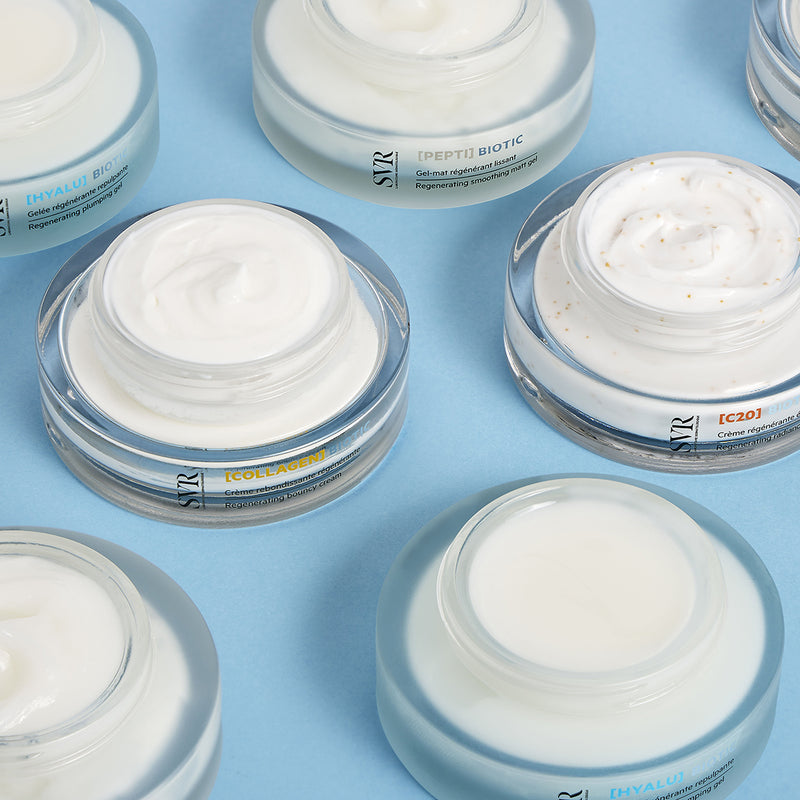 Varios envases de productos de la gama Biotic dSVR en un fondo azul claro