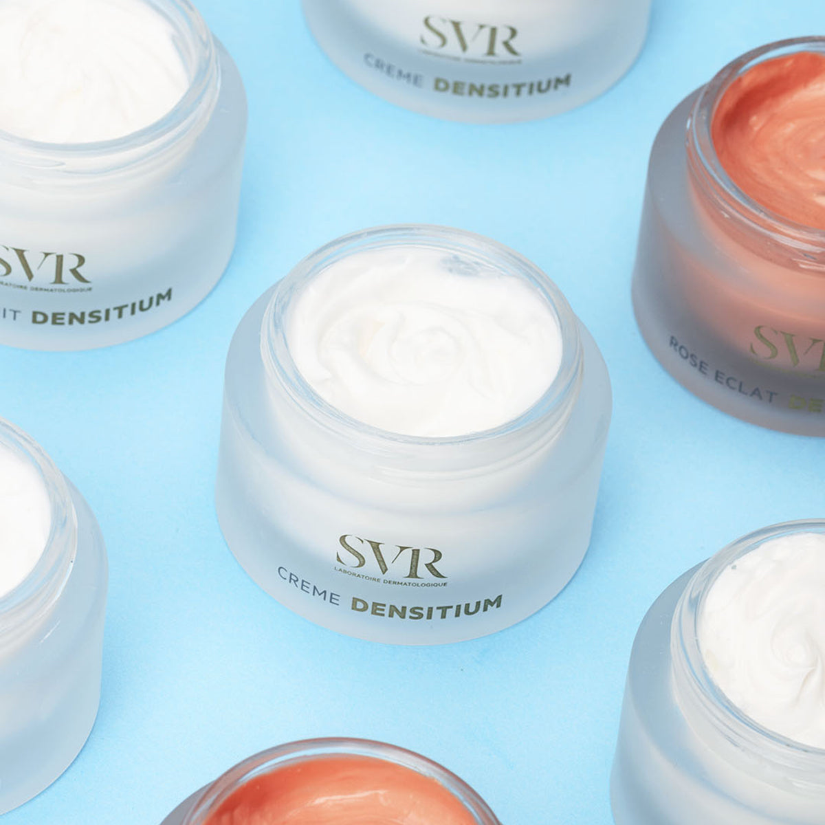 Diferentez envases de la creme SPF 30 de Densitium de SVR en un fondo azul claro
