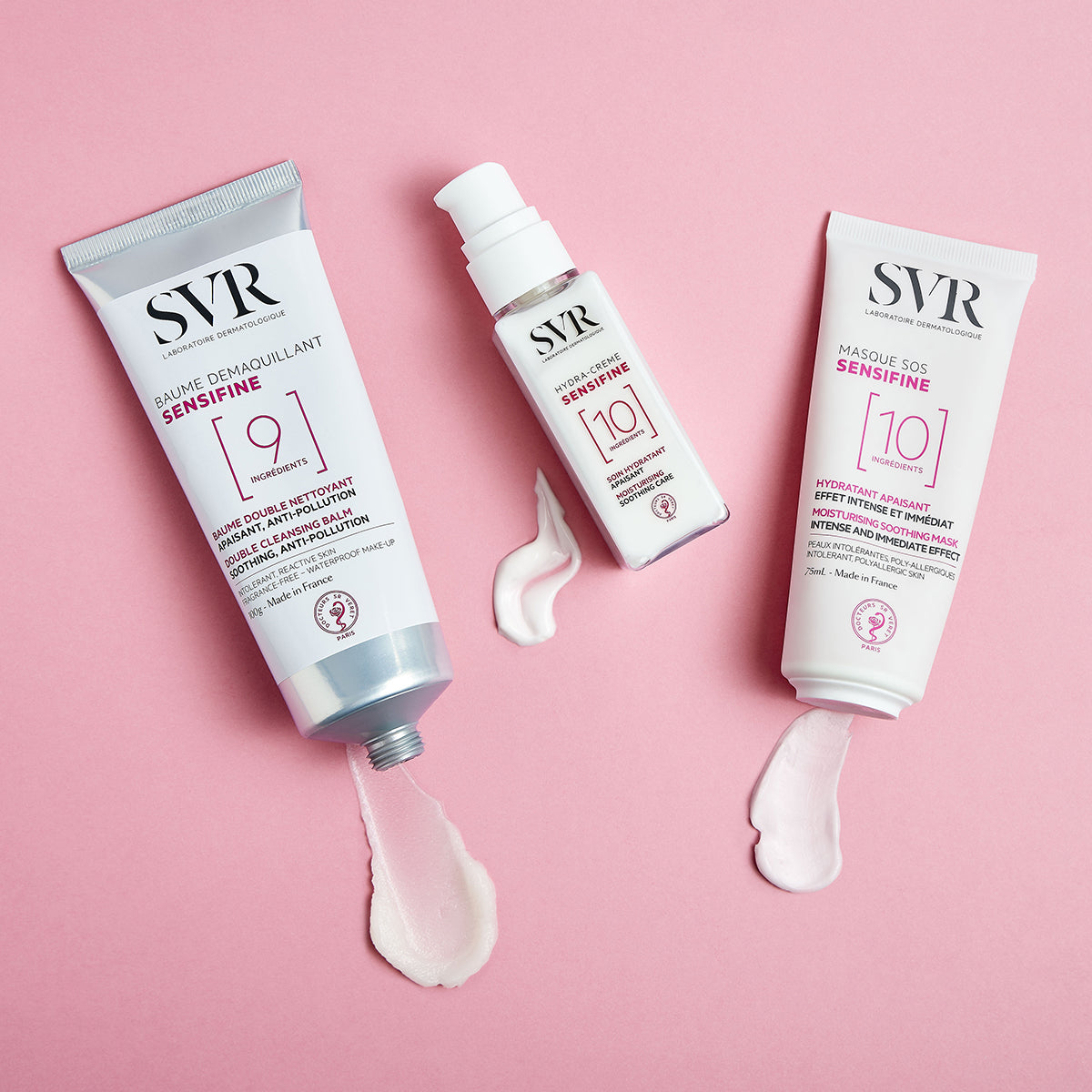 Set de productos SVR Sensifine con bálsamo desmaquillante, crema hidratante y mascarilla sobre fondo rosa.