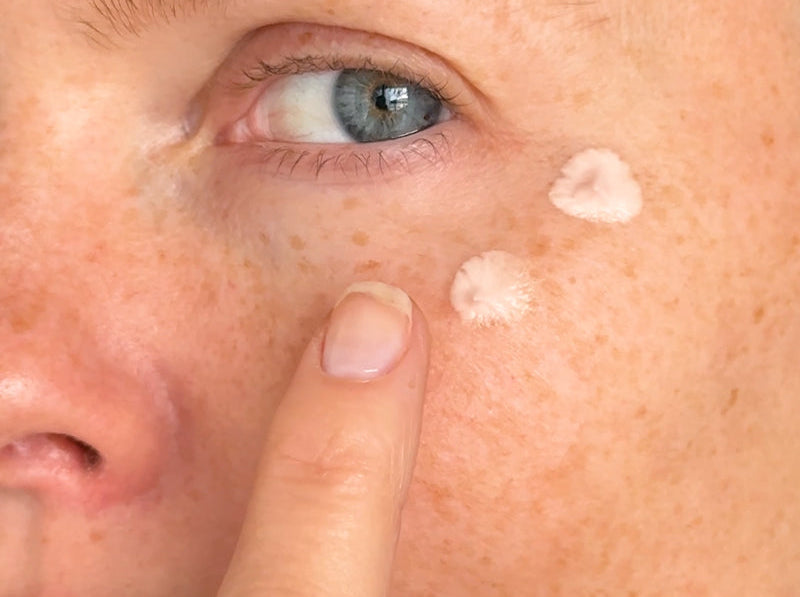 Mirada cansada: cómo cuidar el contorno de ojos en días largos 👀✨