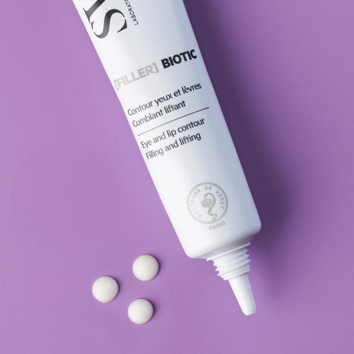 Priducto Filler Biotic de SVR con tres gotas de crema blanca en un fondo morado