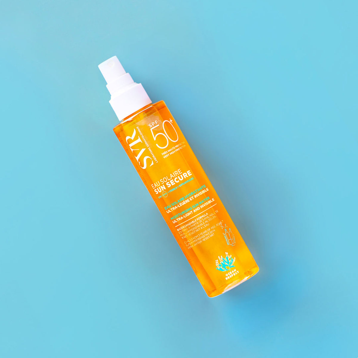 Frasco de spray naranja transparente SVR Sun Secure SPF50+ sobre un fondo azul claro, diseño de textura de agua bifásica.