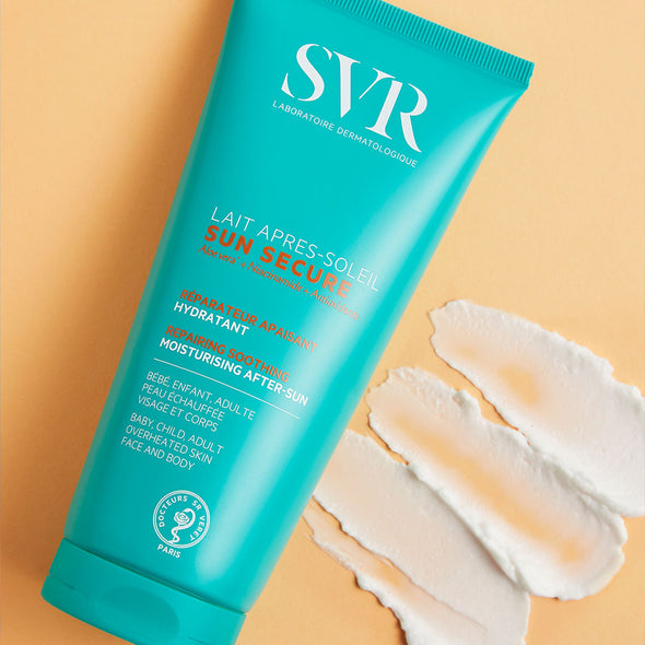 Sun Secure Lait Apress-Soleil en color turquesa con un poco de producto de lado derecho y en un fondo naranja. 