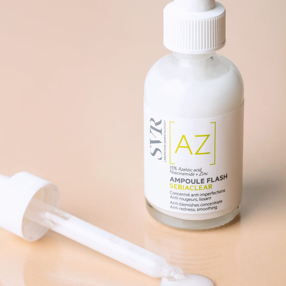 Ampolleta del Ampoule Flash AZ de Sebiaclear con un gotero aun lado en un fondo rosa claro