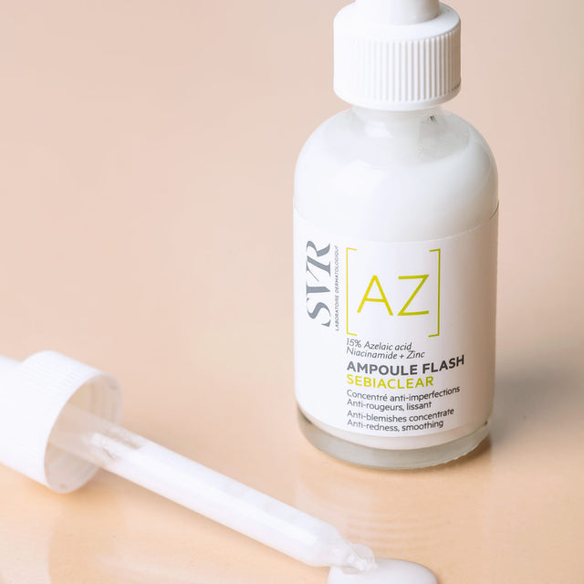 Ampolleta del Ampoule Flash AZ de Sebiaclear con un gotero aun lado en un fondo rosa claro
