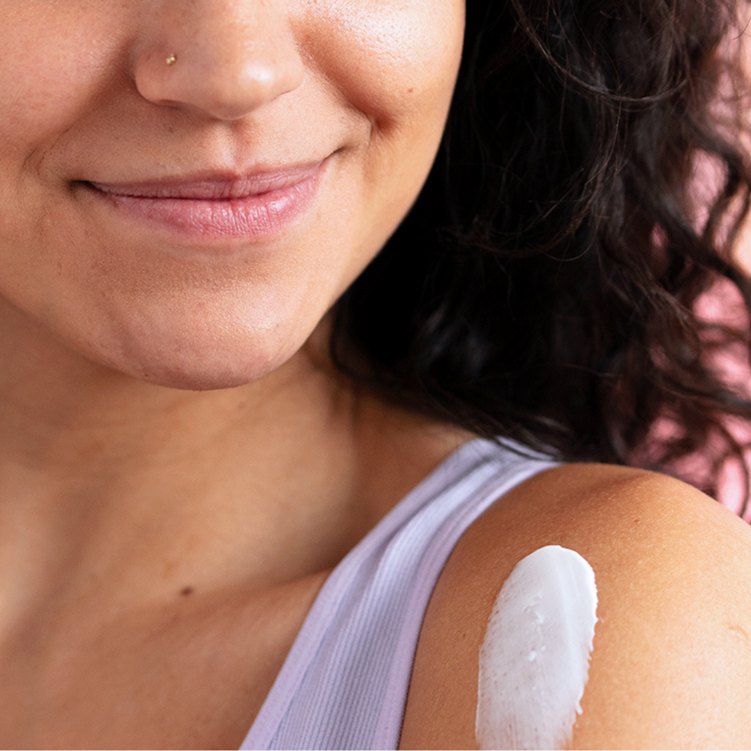 Mujer de cabello castaño con producto aplicado en el brazo de SVR TOPIALYSE Crème perfecta para pieles secas y sensibles